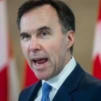 Morneau Says He Wont Be Dogmatic on Bank of Canada Inflation Target