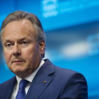 Poloz Says Digital Revolution Warrants Caution on Rate Increases