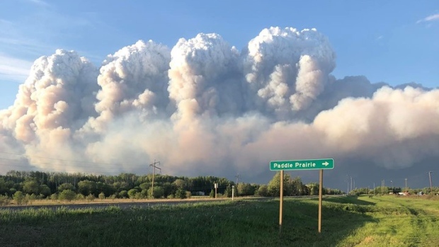 Smoke spreads, air quality at ‘very high risk’ as Alberta wildfires burn